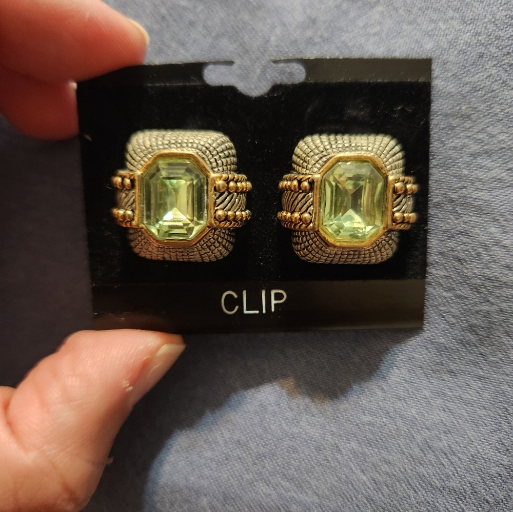 Vintage 1970s Clip-On Earrings - Picture 5 of 10